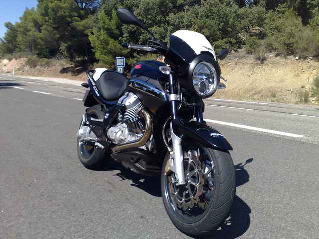 Moto Guzzi 1200 Sport vue avant droit Moto Guzzi 1200 Sport vue avant droit
