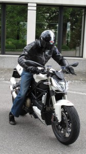 Ducati Streetfighter vue avant droit