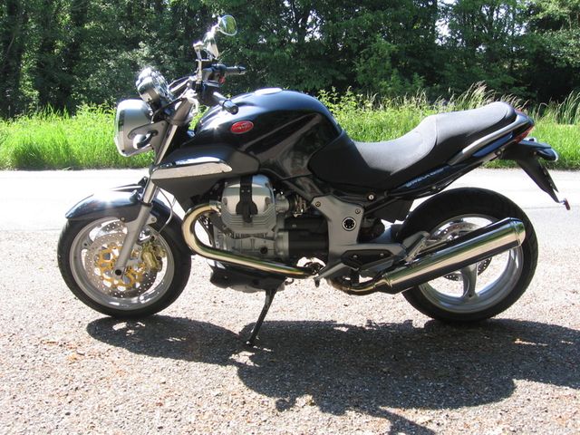 Moto Guzzi Breva 1200 vue de gauche Moto Guzzi Breva 1200 vue de gauche