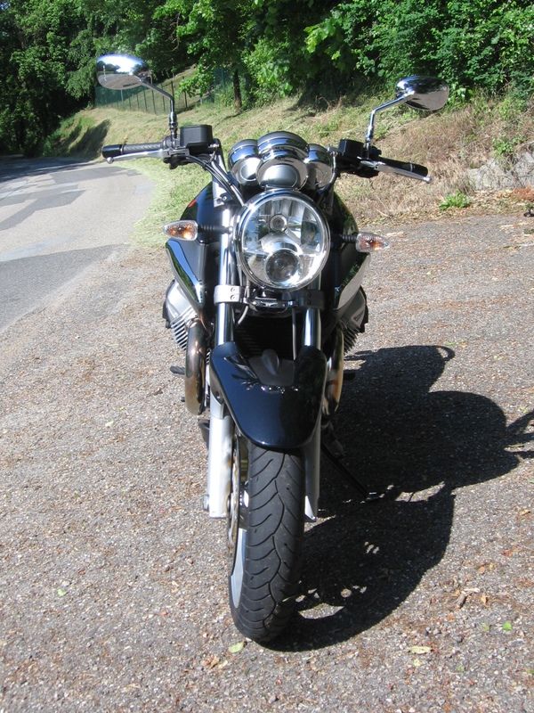 Moto Guzzi Breva 1200 vue de face Moto Guzzi Breva 1200 vue de face