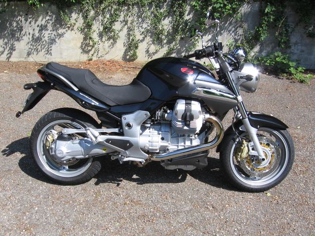 Moto Guzzi Breva 1200 vue de droite Moto Guzzi Breva 1200 vue de droite