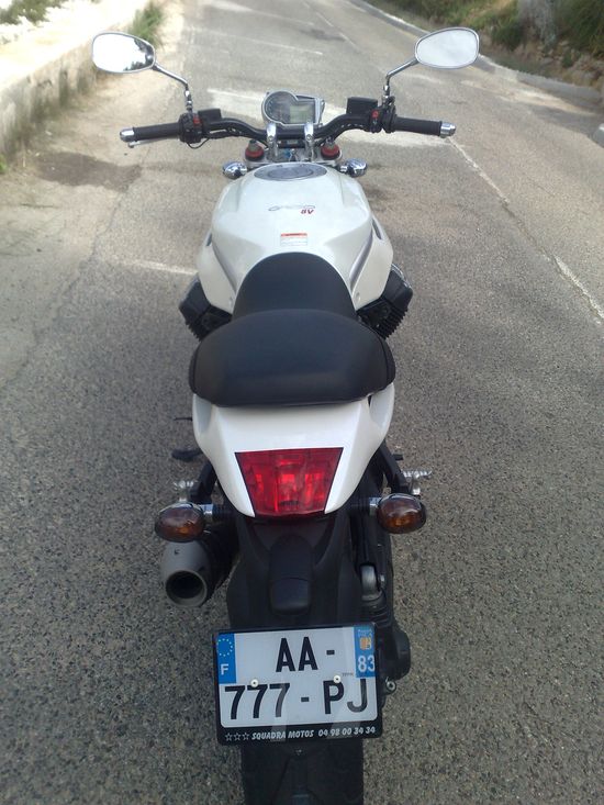 Moto Guzzi Griso vue de derrière Moto Guzzi Griso vue de derrière