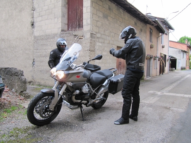 Moto Guzzi Stelvio NTX vue avant gauche Moto Guzzi Stelvio NTX vue avant gauche
