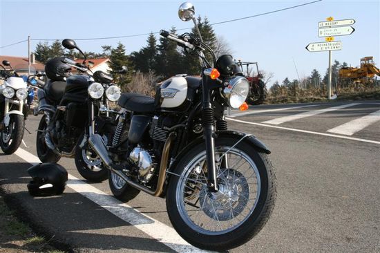 Triumph Bonneville T100 vue avant droit Triumph Bonneville T100 vue avant droit