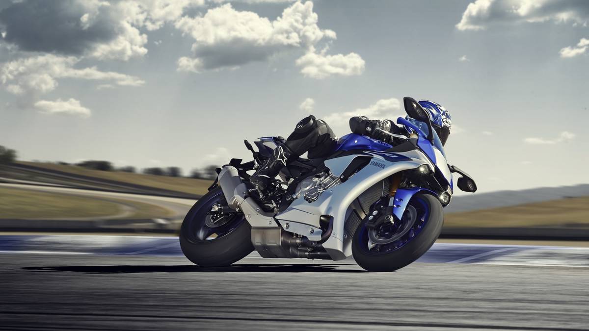 Yamaha R1 2015 sur l'angle