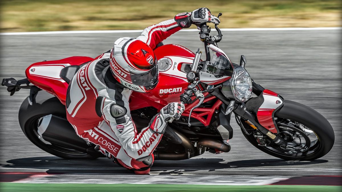Ducati Monster 1200 R sur l'angle