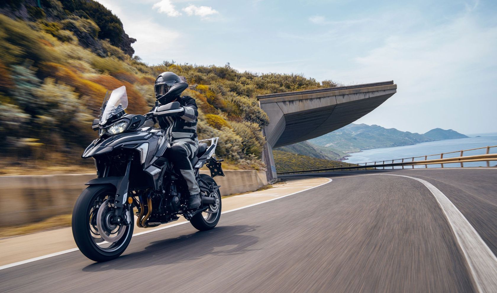 Profil avant Benelli TRK 702 Profil avant Benelli TRK 702