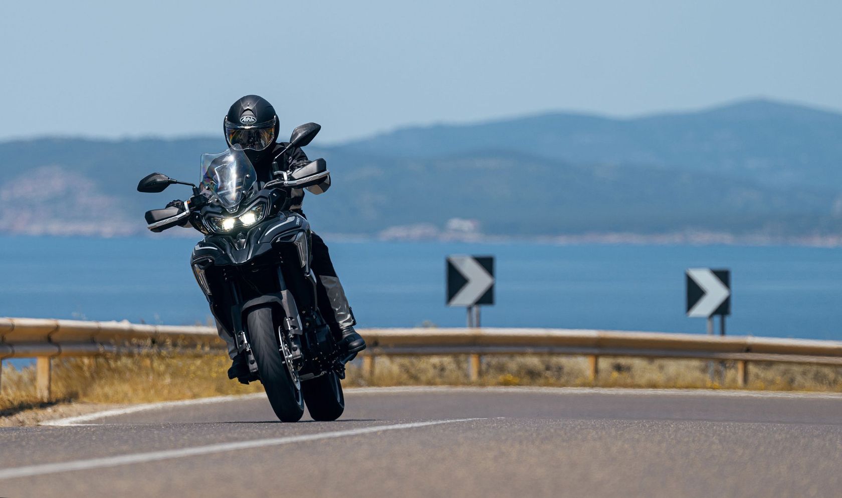 Benelli TRK 702 2024 sur route Benelli TRK 702 2024 sur route