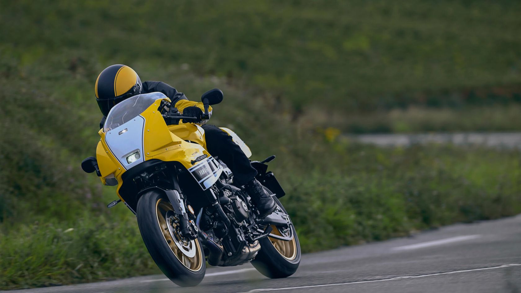 Yamaha XSR900 GP 2026 en action Yamaha XSR900 GP 2026 en action