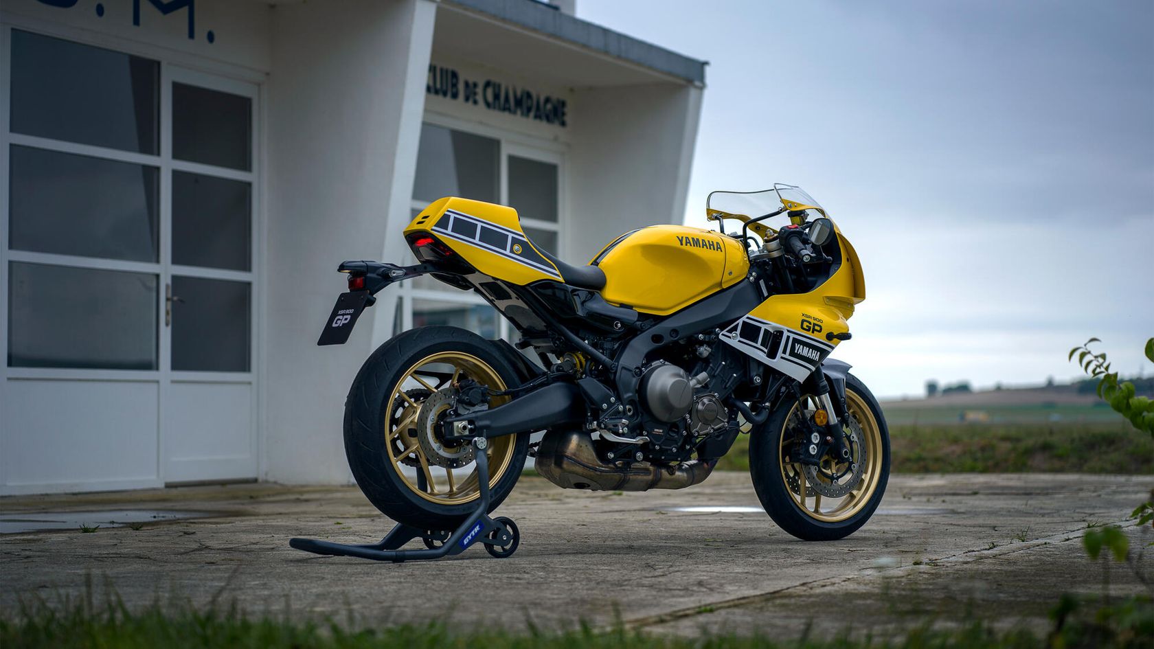 Yamaha XSR900 GP 2026 vue arrière droit Yamaha XSR900 GP 2026 vue arrière droit
