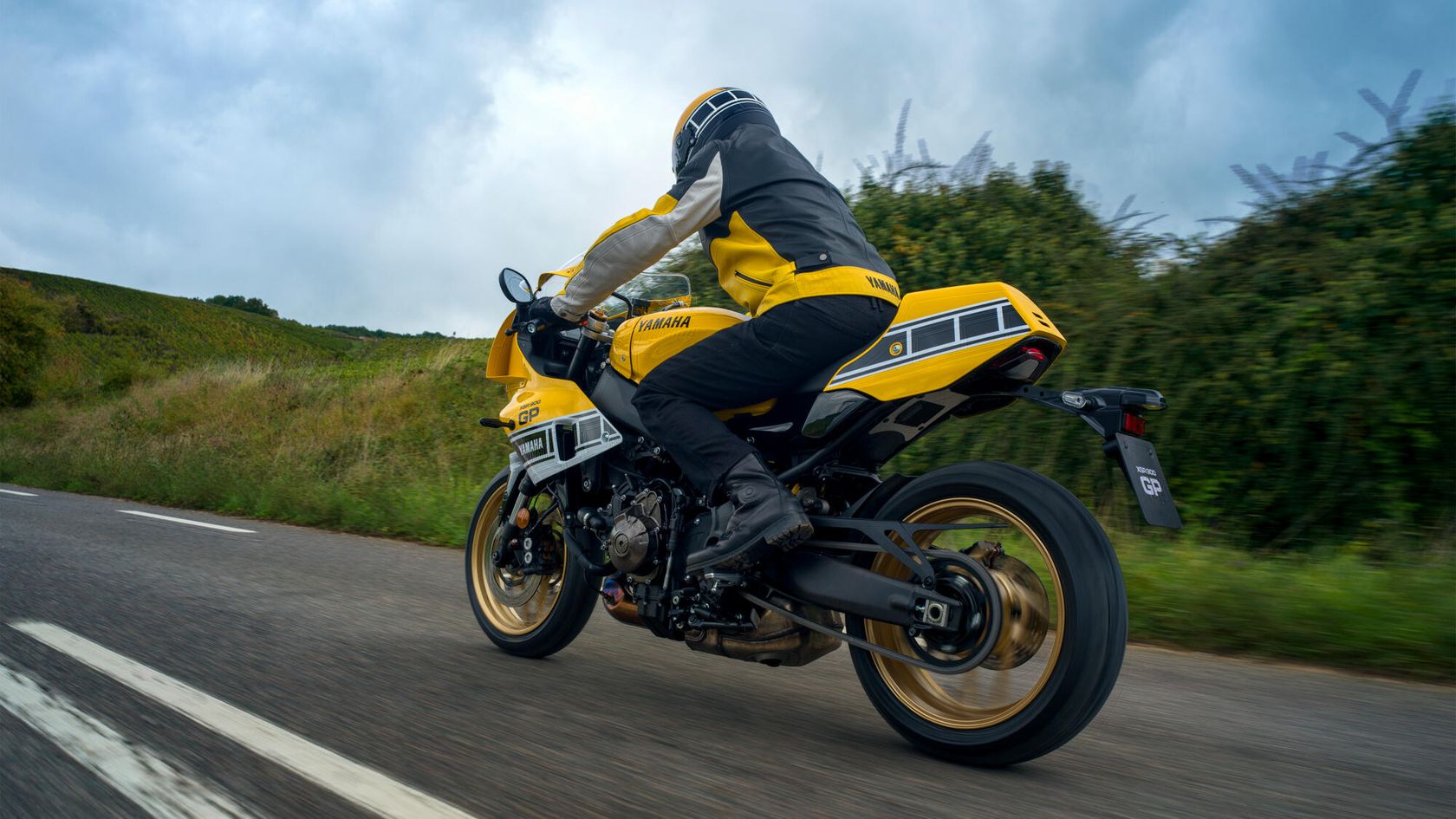 Yamaha XSR900 GP 2026 sur route Yamaha XSR900 GP 2026 sur route