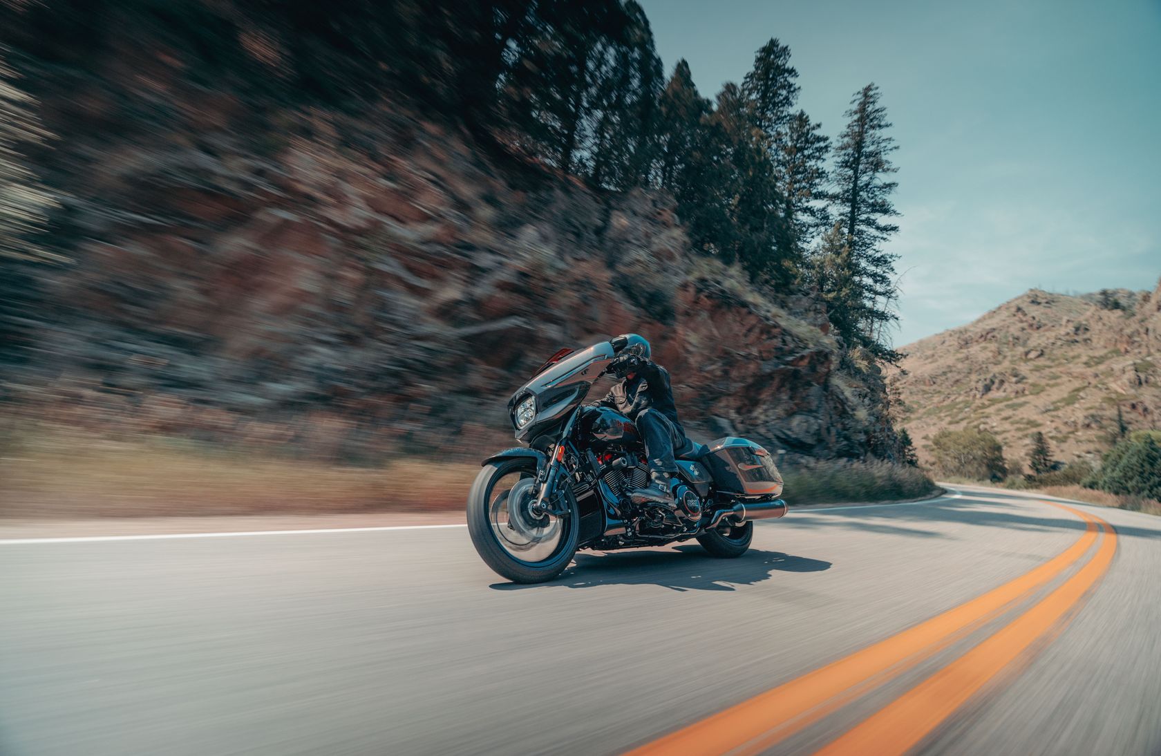 Harley CVO Street Glide ST 2026 en action Harley CVO Street Glide ST 2026 en action