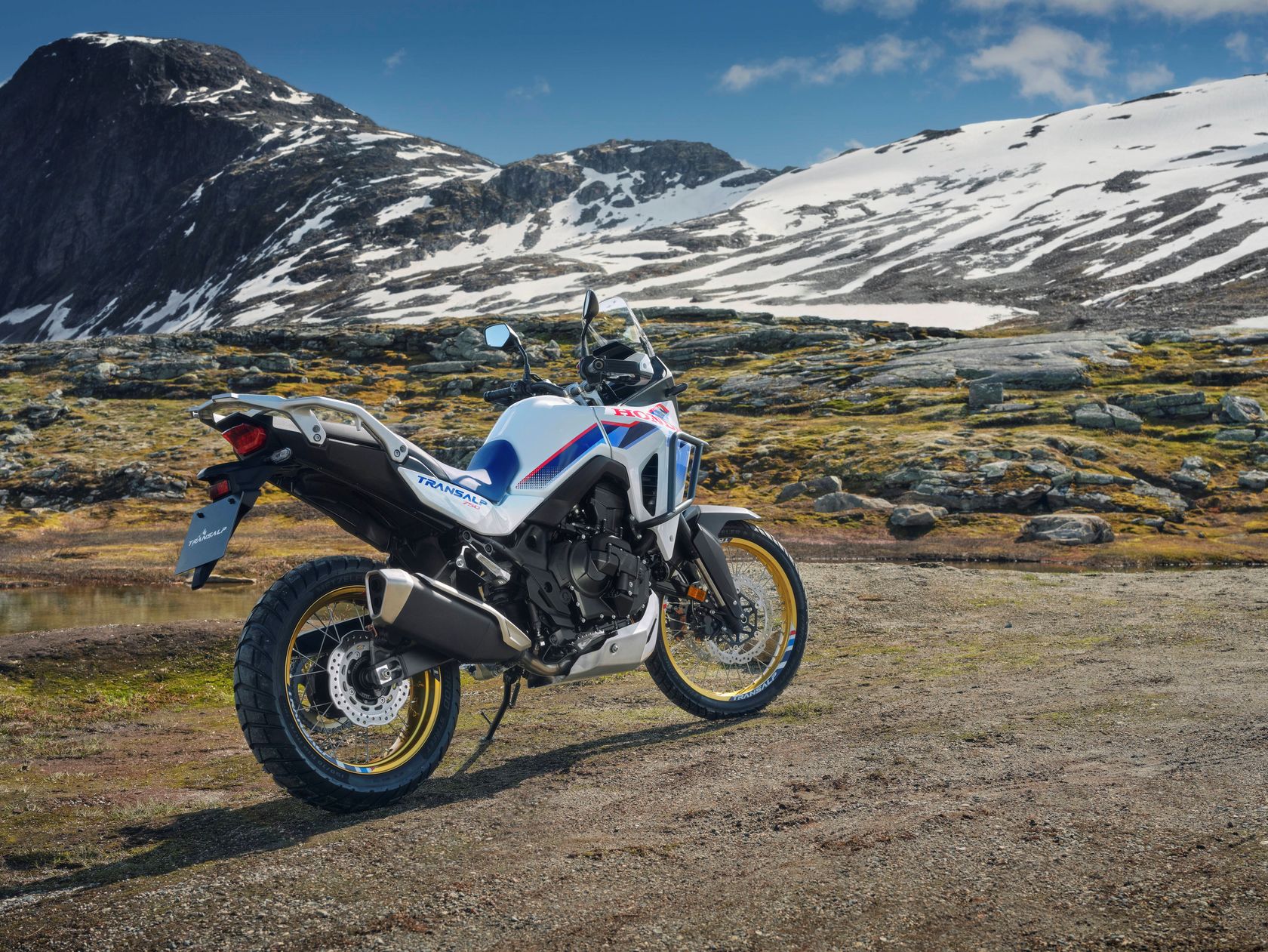 Honda Transalp 2026 vue arrière droit Honda Transalp 2026 vue arrière droit