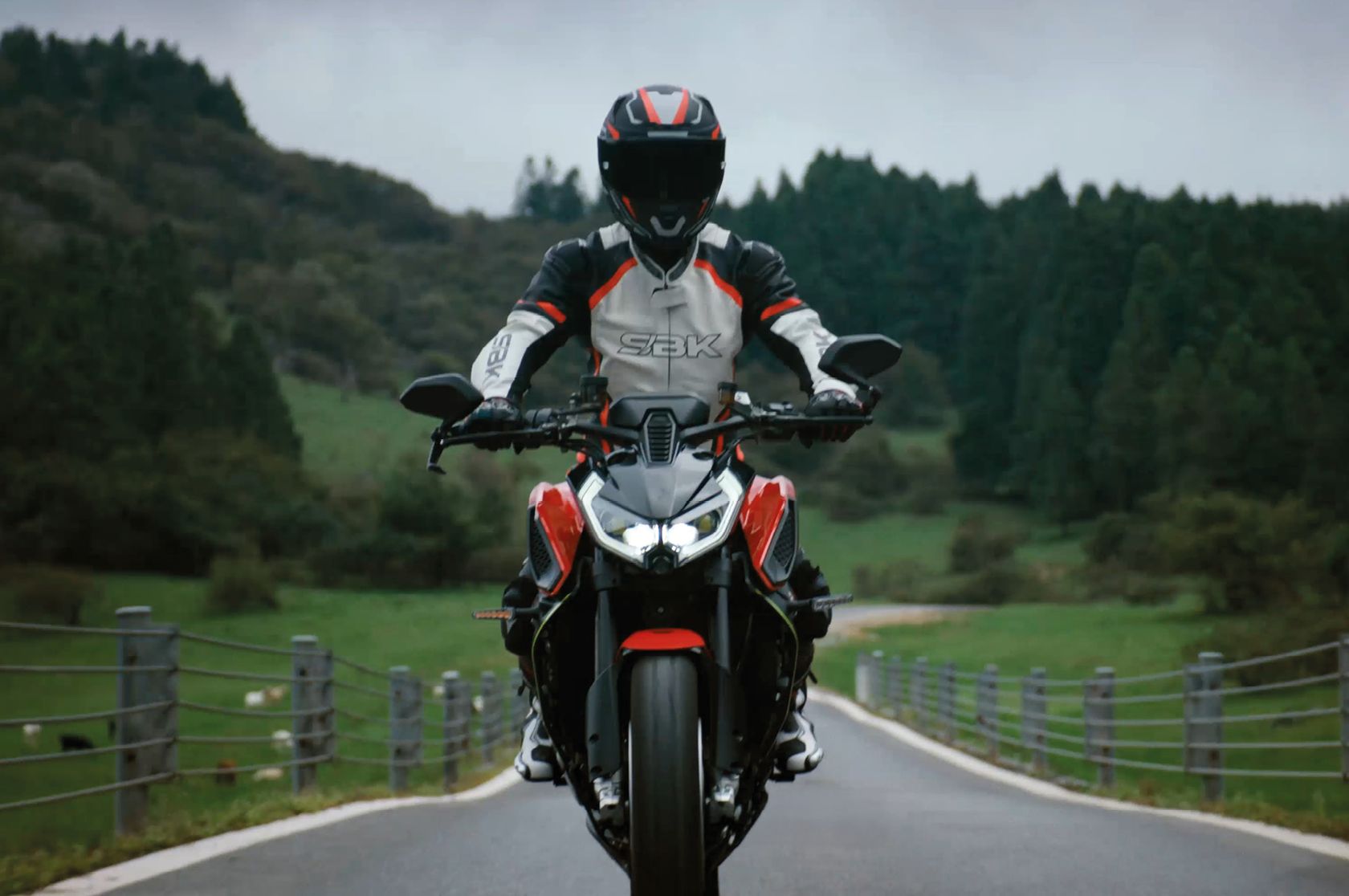 QJMotor SRK 921 2026 en action QJMotor SRK 921 2026 en action